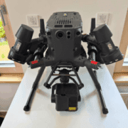 DJI Matrice 300 RTK d'occasion avec nacelle Zenmuse H20T, vue de face