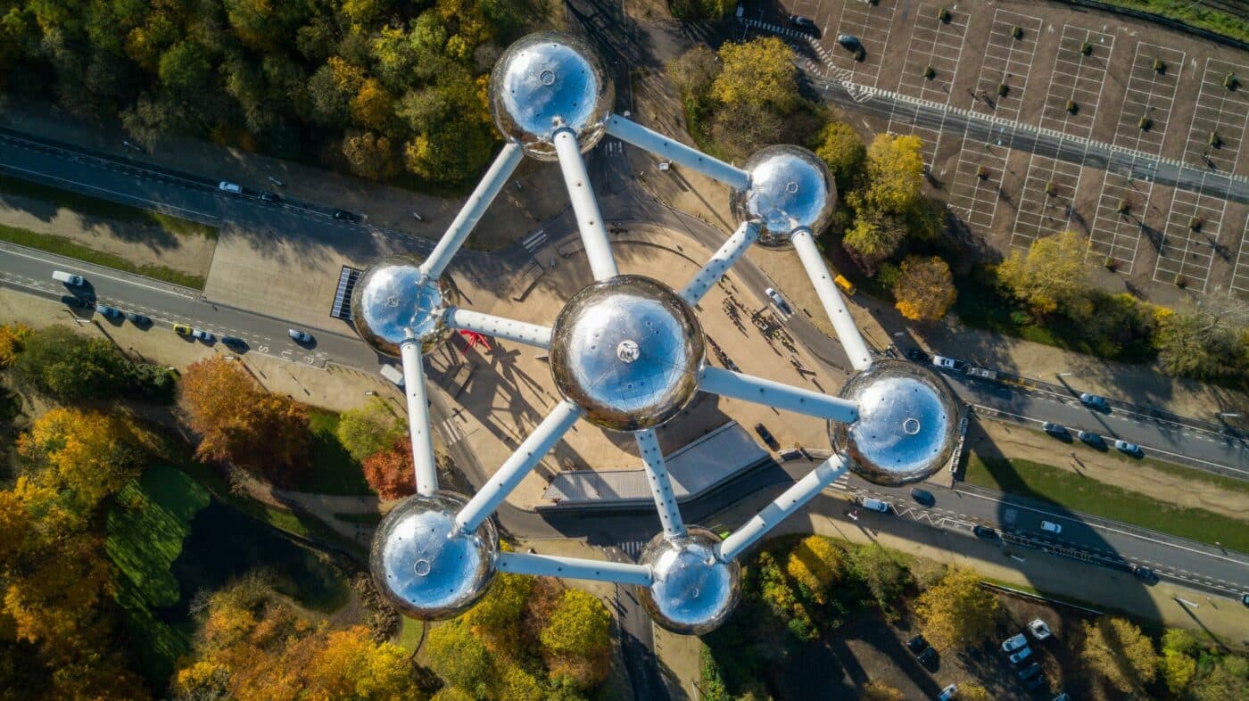 Vue aérienne de l'Atomium à Bruxelles, structure en acier inoxydable avec sphères et tubes.