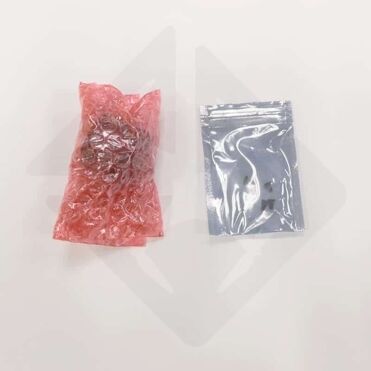 Moteur DJI Inspire 2 emballé dans un plastique rouge et un sachet transparent à côté.