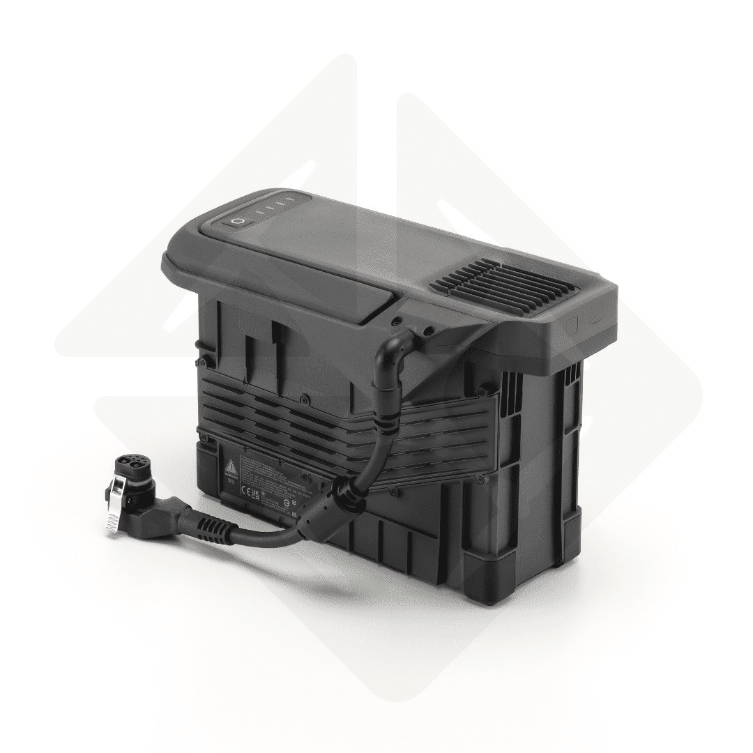 Zwarte batterij met kabel aangesloten.