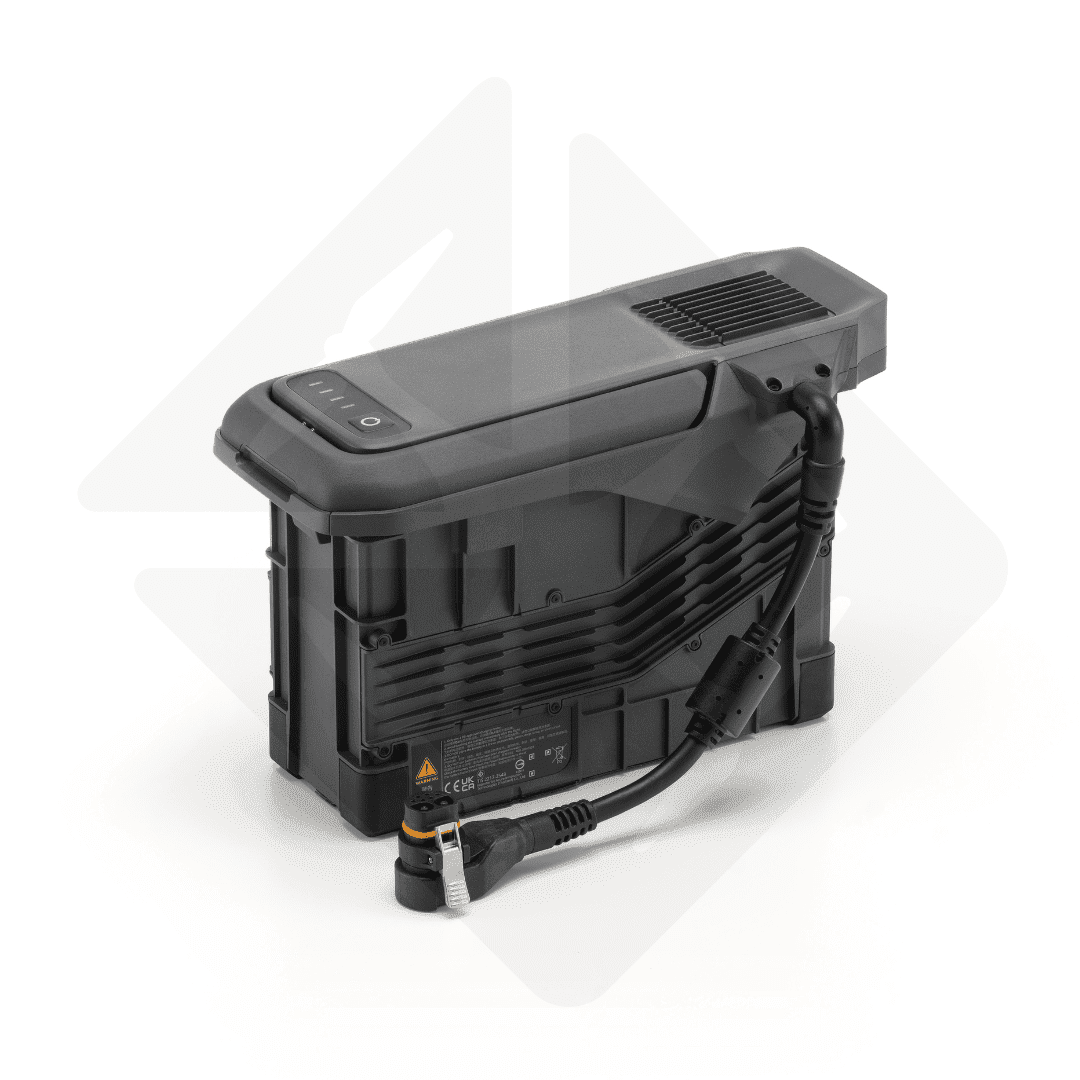 Zwarte batterij met kabel eraan.