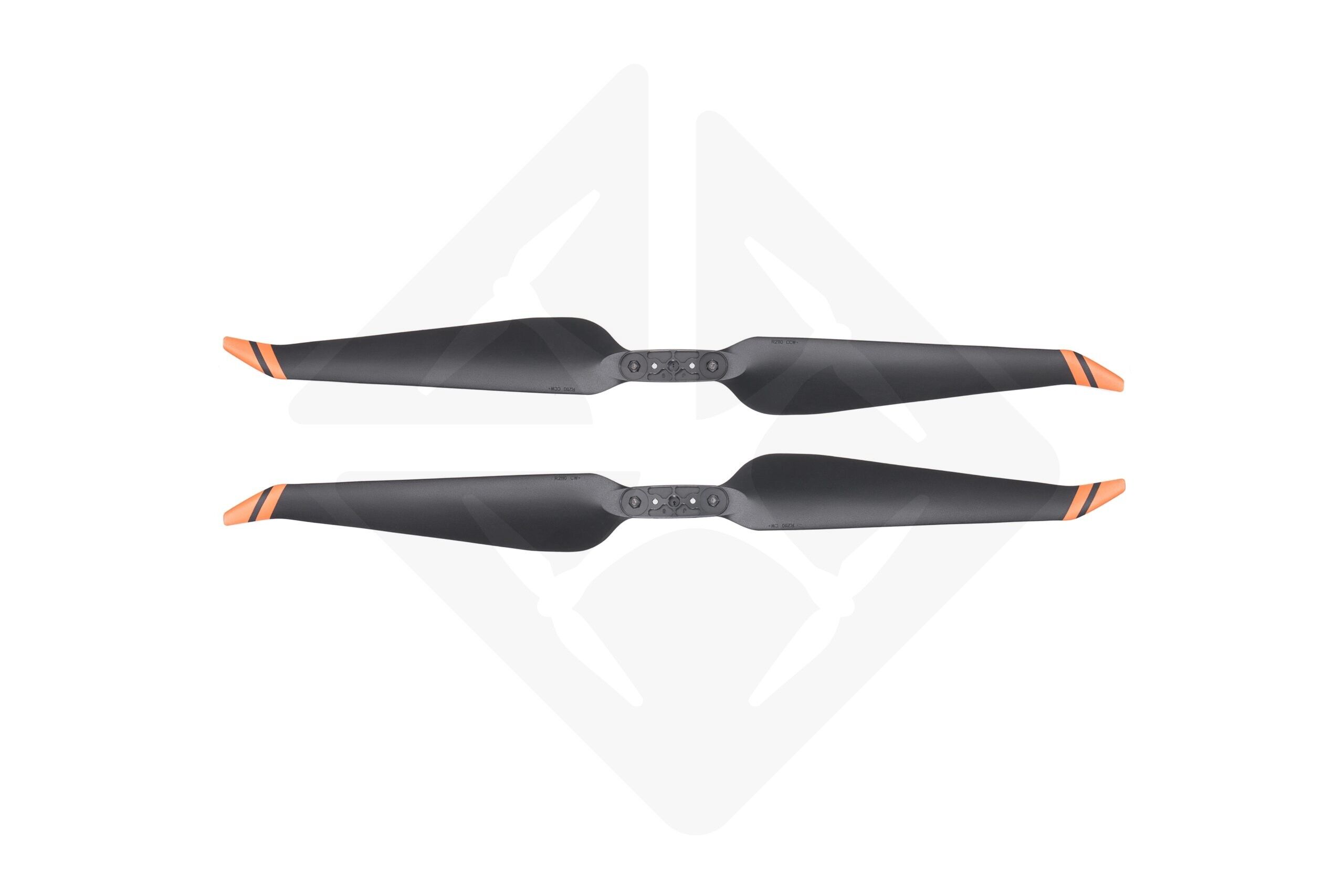 Hélices de drone avec embouts orange et noir.