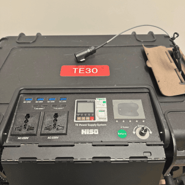 Système d'alimentation électrique portable avec prises et commandes.