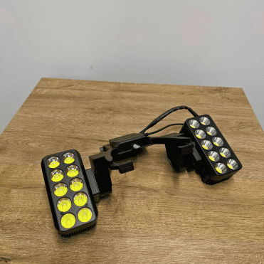Lumière LED noire sur table en bois.