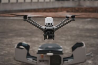 DJI Matrice 4TD avec Sniffer4D Nano2+ décollant du Dock 3