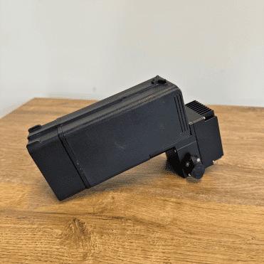 Projecteur noir sur table en bois.