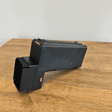 Dispositif électronique noir sur table en bois.