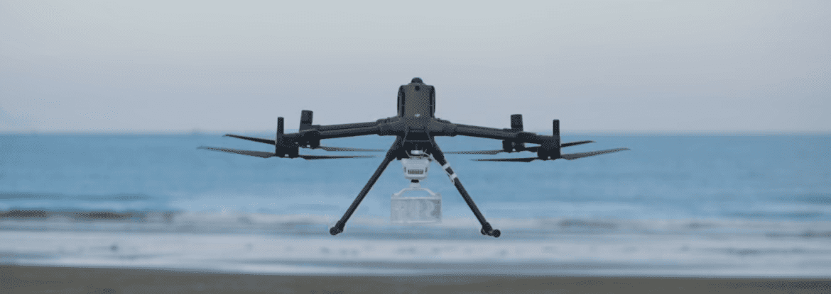 Drone volant au-dessus de la plage et de l'océan
