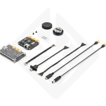 Composants électroniques et câbles disposés sur table.